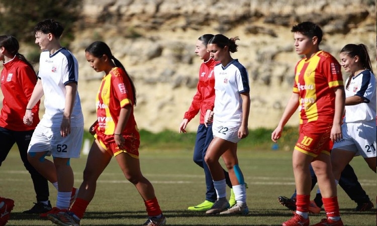 Le rossoblù della Women Torres unite per mandare 'InFuorigiocoilBullismo'